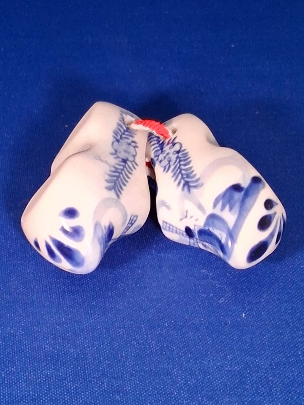 Vintage (1960-80s) Delft Blue Ceramic Miniature Dutch Shoes Clogs Pair - Picture 5 of 5